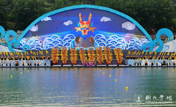 beat3652000余名学生在2017年“大明边城杯”龙舟赛开幕式上大放异彩