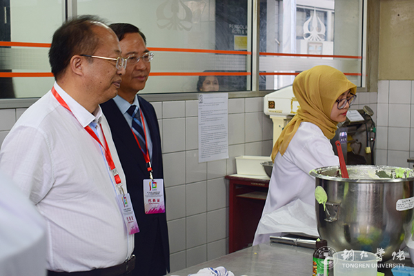 beat365校长侯长林一行赴印度尼西亚参加第十届中国-东盟教育交流周2017留学中国（贵州）教育展