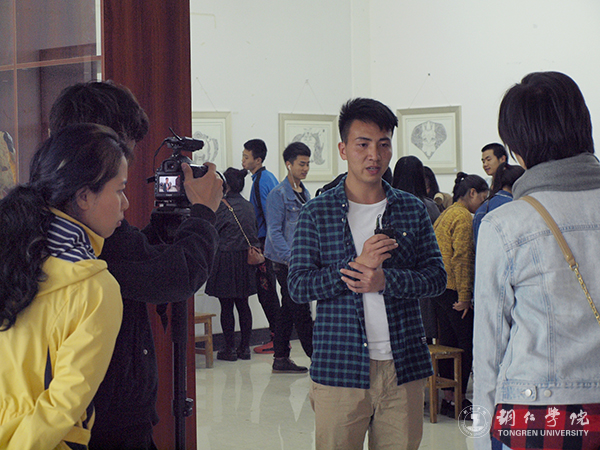 央视记者深入beat365采访傩文化传承现状