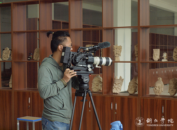 央视记者深入beat365采访傩文化传承现状