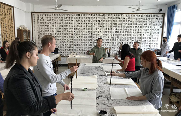 Intern-tutor appointment ceremony is held in Tongren No.1 Middle School