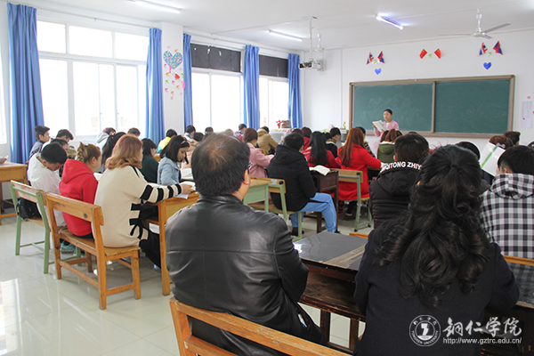 校长侯长林深入教学第一线听课