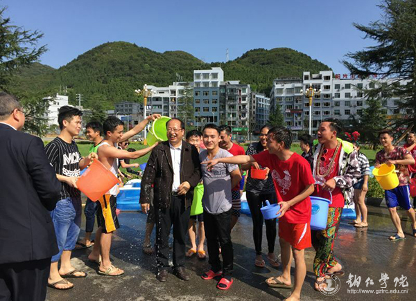 校长侯长林和留学生欢庆“宋干节”