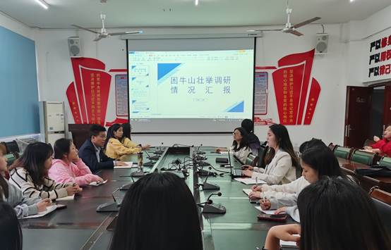 人们在看台上的人在厨房里工作描述已自动生成