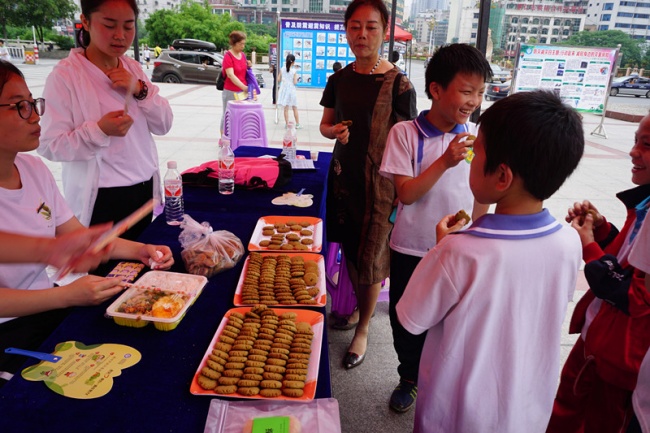 10 小学生品尝产品_副本.jpg