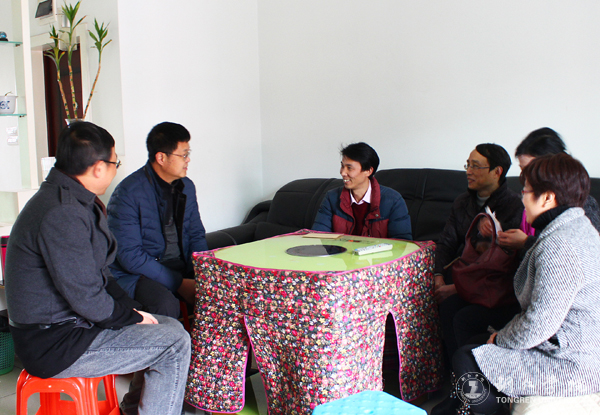 beat365纪委书记彭吉黔一行看望患病困难教职工和假期坚守岗位职工