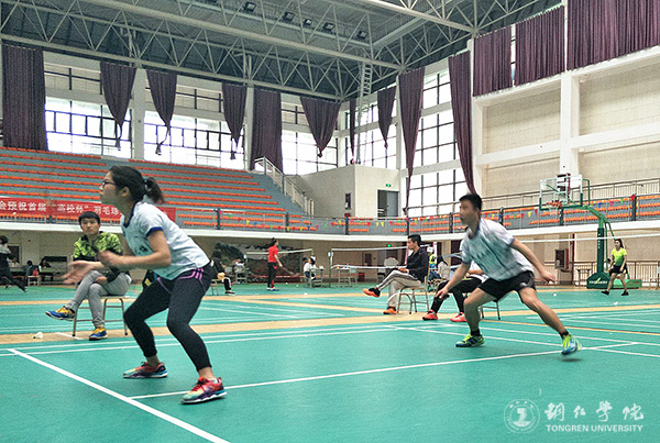 铜仁市首届“高校杯”联谊羽毛球比赛在beat365举行