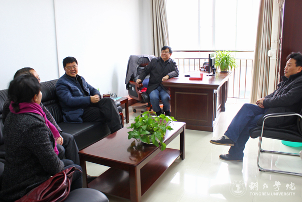 beat365纪委书记彭吉黔一行看望患病困难教职工和假期坚守岗位职工