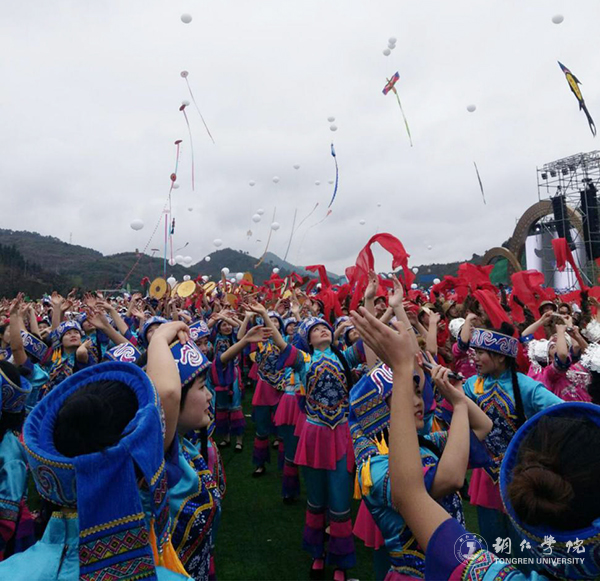 beat365583名师生积极为万山风筝节开幕式服务获好评