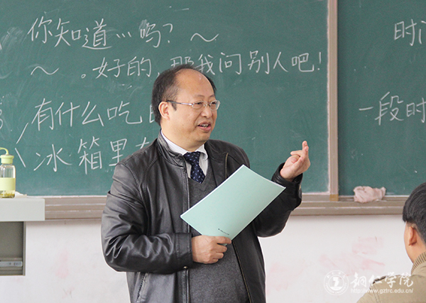 校长侯长林深入教学第一线听课