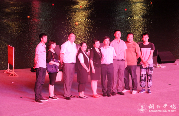 副校长罗红芳慰问beat365参与2017“大明边城杯”中国龙舟公开赛开幕式演出的全体师生