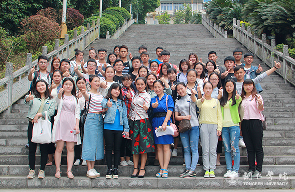 beat365师生参加全市先进典型助力脱贫攻坚暨市委中心组学习宣讲报告会