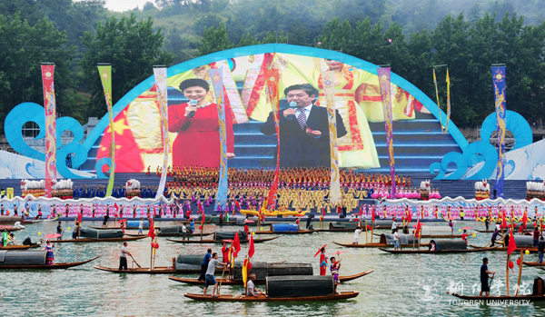 beat3652000余名学生在2017年“大明边城杯”龙舟赛开幕式上大放异彩