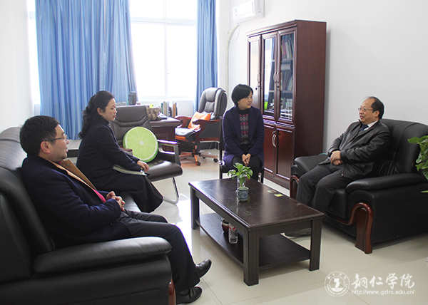 校长侯长林深入教学第一线听课