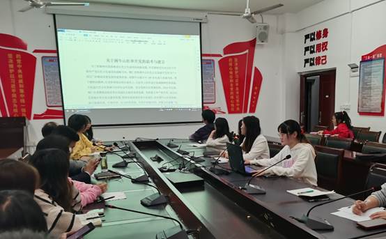 桌子上放着笔记本电脑的一群人描述已自动生成