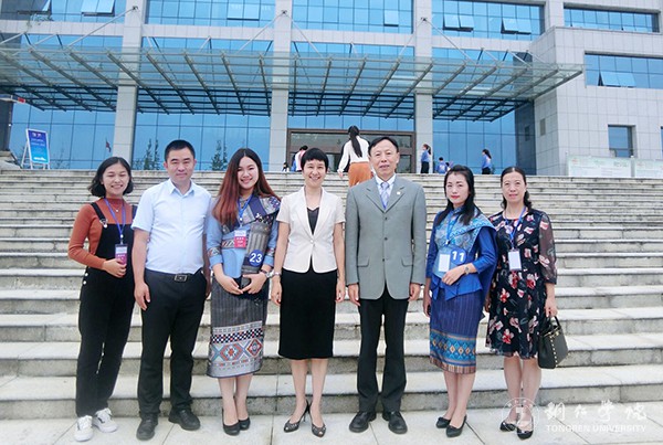 06beat365师生代表与中国-东盟教育交流周组委会执行秘书长刘宝利先生及贵州教育厅副巡视员龚宁女士合影留念.jpg