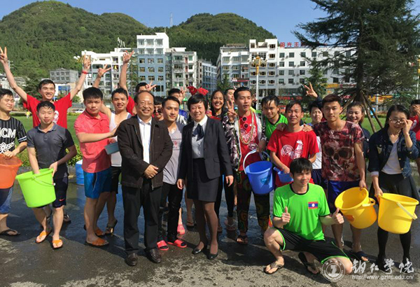 校长侯长林和留学生欢庆“宋干节”