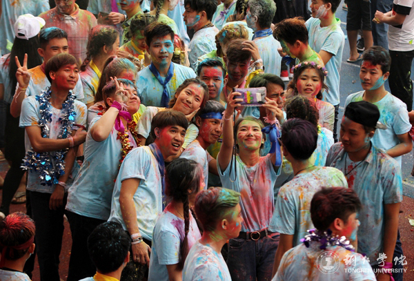 beat365举办“泼水节”为东盟留学生欢庆新年