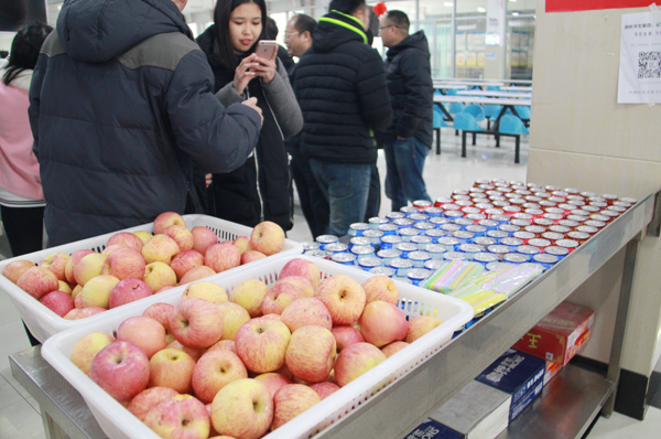 校长侯长林与留学生共迎新春