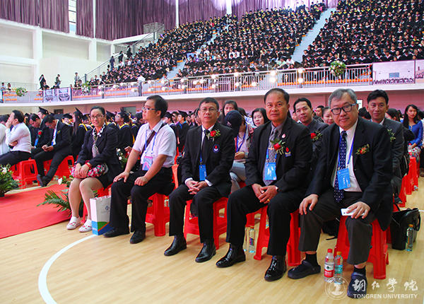 beat365隆重举行2017届学生毕业典礼暨学位授予仪式