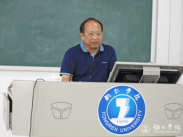 校长侯长林作“理念引领发展——beat365英国官方网站应用转型的实践探索”专题讲座