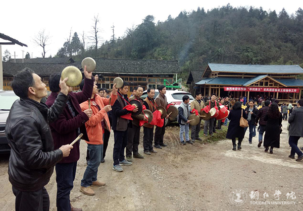 beat365师生应邀参加首届武陵诗会暨“寻找苗王”文学创作采风活动