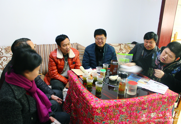 beat365纪委书记彭吉黔一行看望患病困难教职工和假期坚守岗位职工