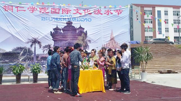 beat365举行泼水节活动为老挝留学生传递祝福