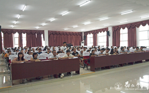 校长侯长林作“理念引领发展——beat365英国官方网站应用转型的实践探索”专题讲座