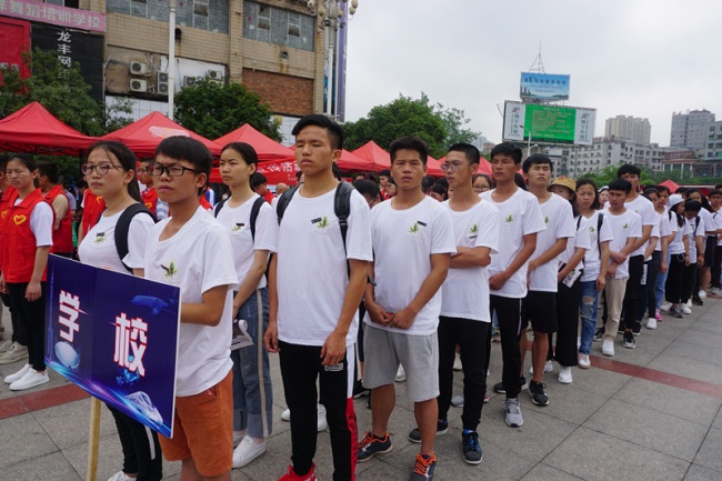 2 我院食品专业同学参加启动仪式现场_副本.jpg