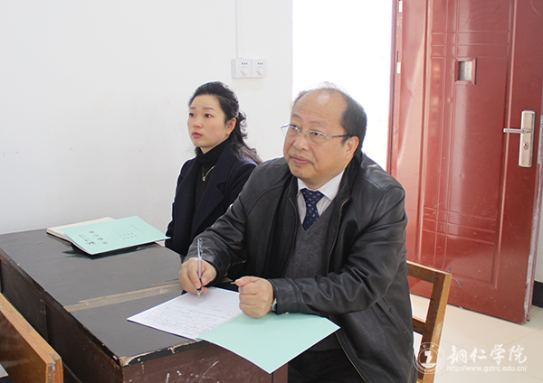 校长侯长林深入教学第一线听课