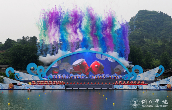 beat3652000余名学生在2017年“大明边城杯”龙舟赛开幕式上大放异彩