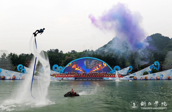 beat3652000余名学生在2017年“大明边城杯”龙舟赛开幕式上大放异彩