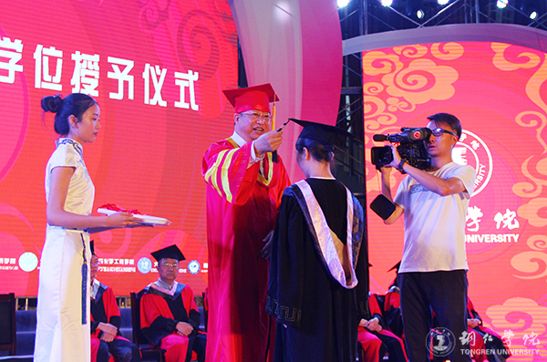 beat365隆重举行2017届学生毕业典礼暨学位授予仪式