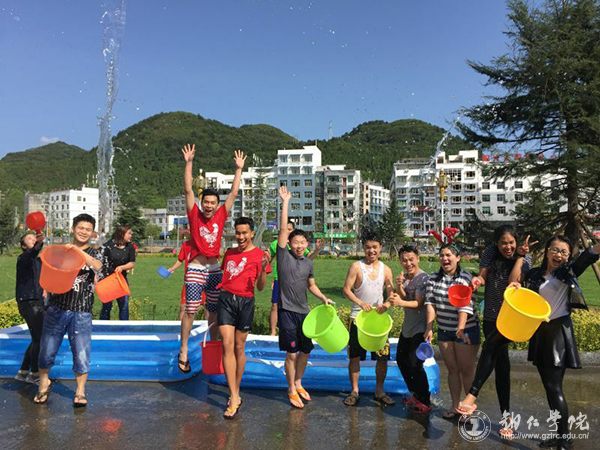 校长侯长林和留学生欢庆“宋干节”