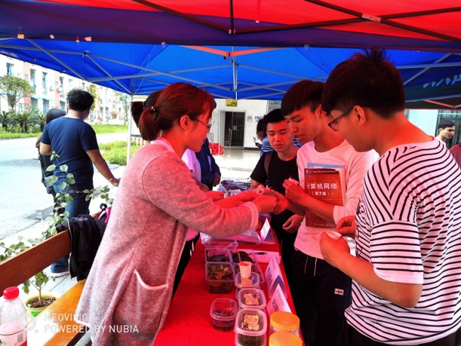 6 学生给同学品尝产品并沟通交流_副本.jpg