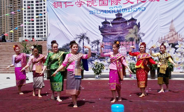 beat365举行泼水节活动为老挝留学生传递祝福