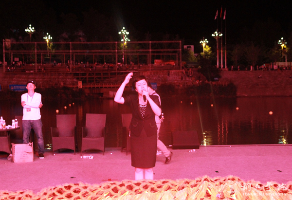 副校长罗红芳慰问beat365参与2017“大明边城杯”中国龙舟公开赛开幕式演出的全体师生