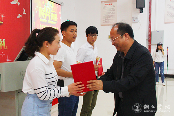 beat365举行首届晨光年度文学奖颁奖典礼