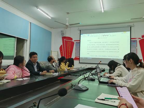 会议室里的人们描述已自动生成