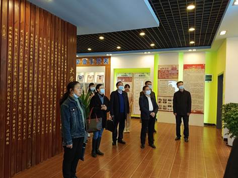 大厅里的人们描述已自动生成