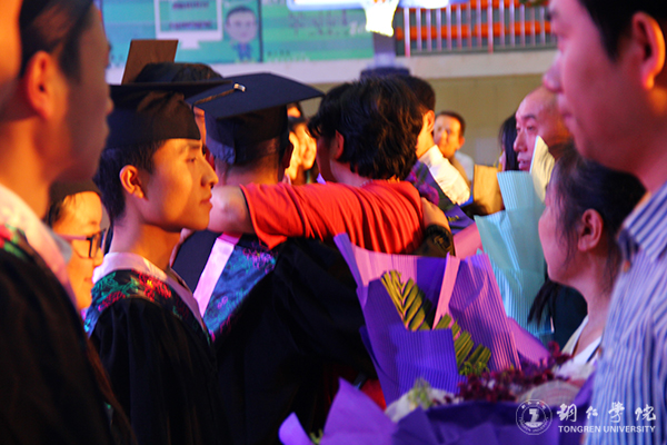 beat365隆重举行2017届学生毕业典礼暨学位授予仪式