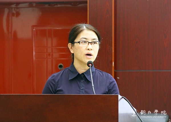 3beat365研究生院院长龚静教授主持讲座.jpg
